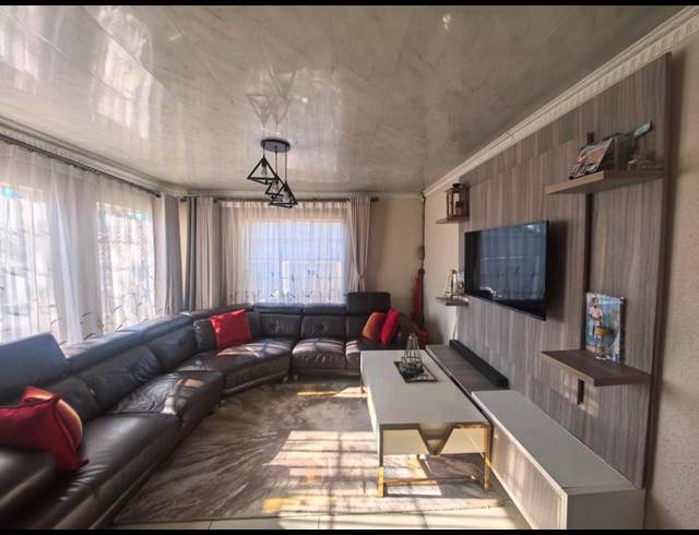 3 BEDROOM HOUSE FOR SALE IN OLIEVENHOUTBOSCH